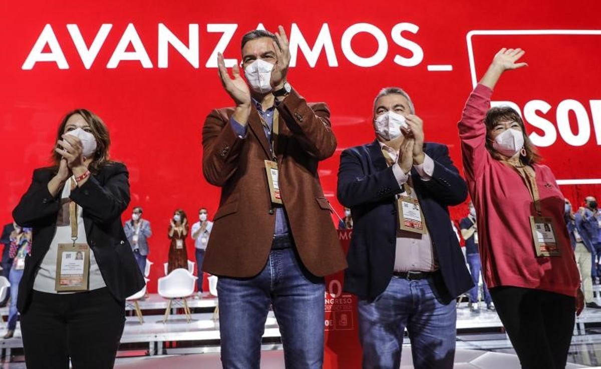 El secretario general del PSOE y presidente del Gobierno, Pedro Sánchez, junto con la vicesecretaria general, Adriana Lastra; el secretario de Organización, Santos Cerdán, y la presidenta del partido, Cristina Narbona, el pasado 16 de octubre de 2021, en la apertura del 40º Congreso Federal, en València.