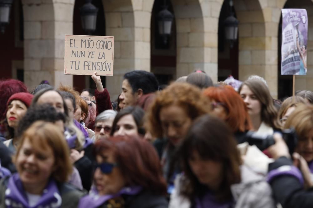 8-M en Asturias: Concentración feminista en la plaza mayor de Gijón