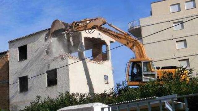 Tiran en Xàbia 16 casas que llevaban 40 años a medio construir