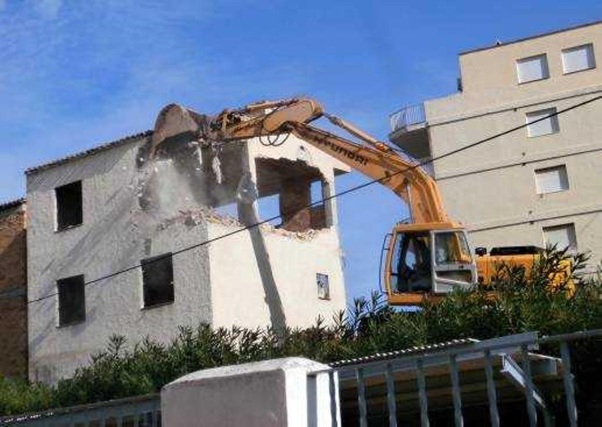 Tiran en Xàbia 16 casas que llevaban 40 años a medio construir