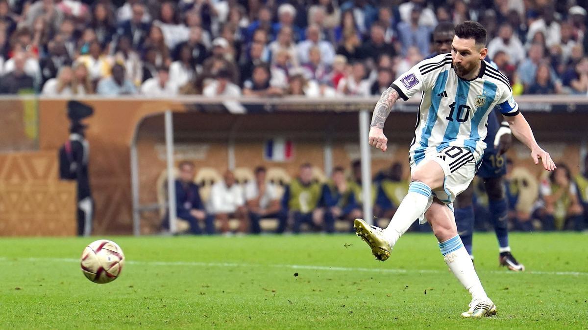 Messi conecta el penalti que le dio el 1-0 a Argentina ante Francia en la final del Mundial.