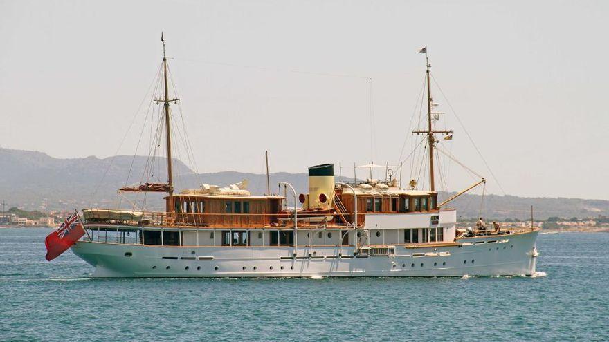 Historische Yacht &quot;Alicia&quot; schippert in der Bucht von Palma de Mallorca