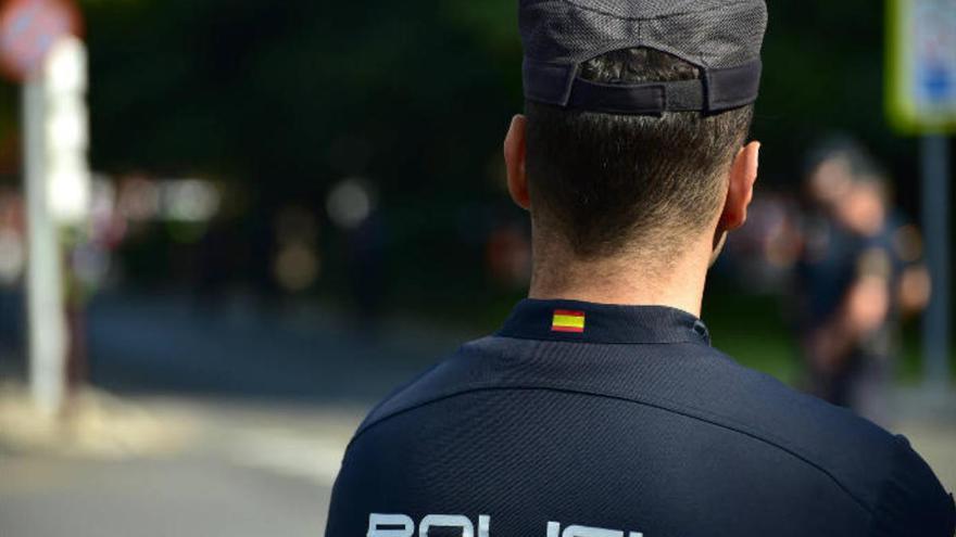 La policía sorprende a un hombre en una vivienda.