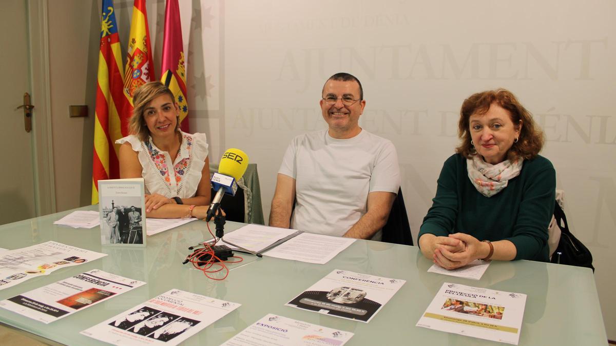 La directora de la biblioteca municipal, Llúcia Signes, el concejal de Cultura, Raúl García de la Reina, y la archivera Rosa Seser