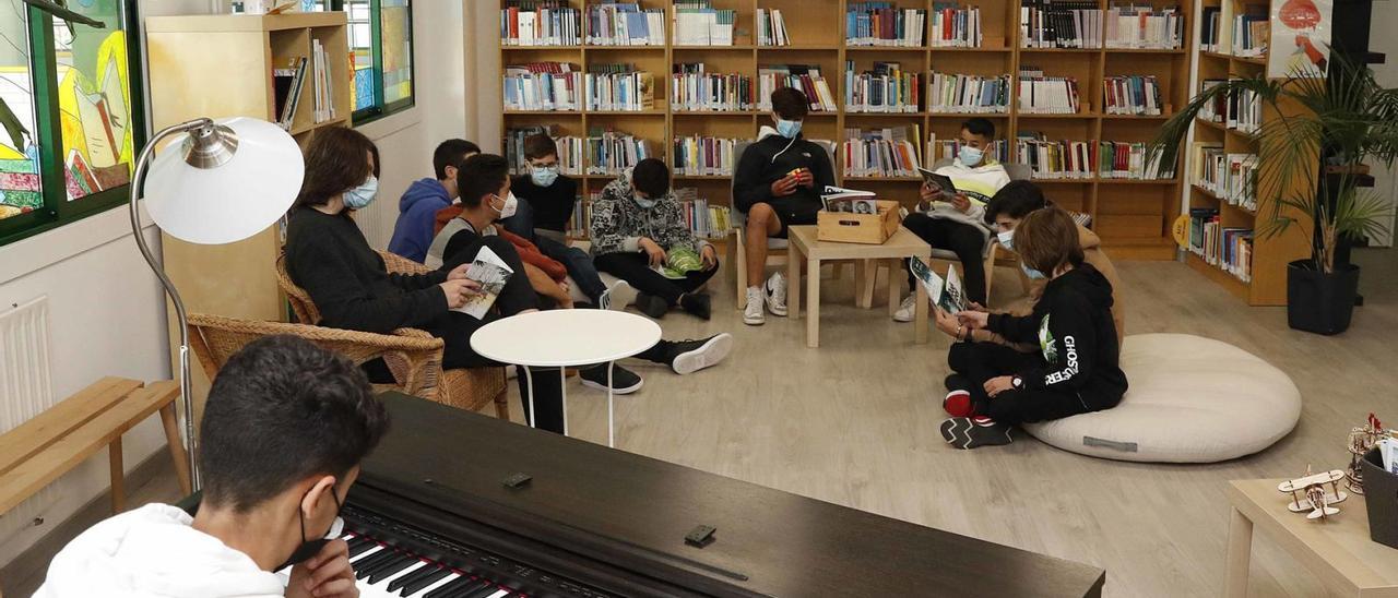 Clases al aire libre  para varios grupos Dentro de este concepto de espacios abiertos y aulas flexibles, el IES Valadares ha sabido adaptar el requisito a sus posibilidades. Tanto que no es raro encontrarse a grupos dando clase en el patio. Y es que desde el centro se han instalado mesas con bancos en el exterior para que, incluso diferentes grupos a la vez, puedan disfrutar de la clase al aire libre. “E