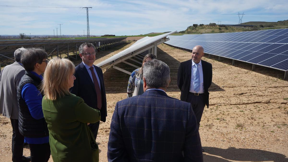 Visita del consejero de Agricultura, Gerardo Dueñas, al parque fotovoltaico del canal Toro-Zamora en Coreses.