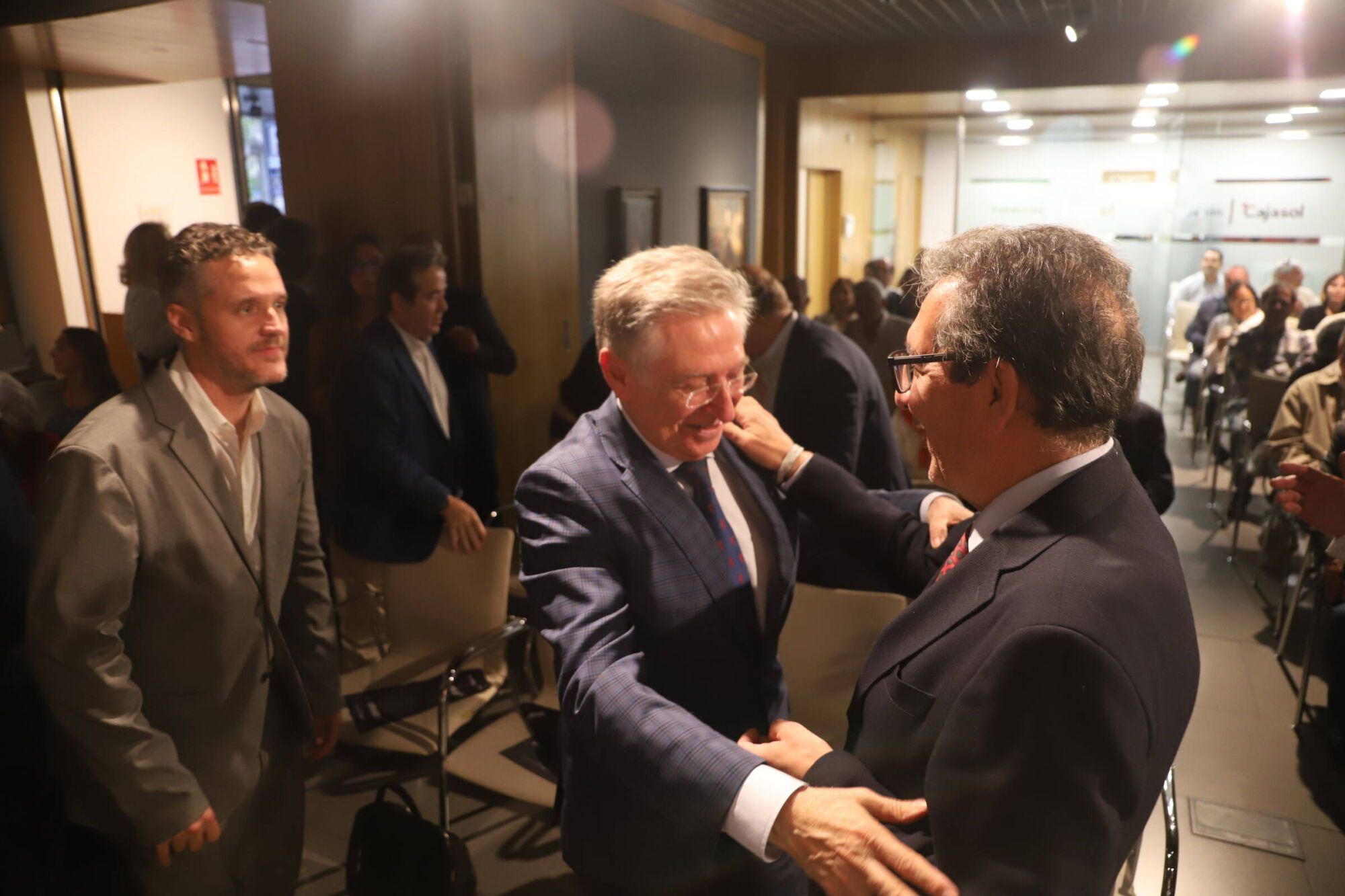 El acto celebrado en la sede de la Fundación Cajasol, contó con el periodista Carlos Herrera, como prologuista