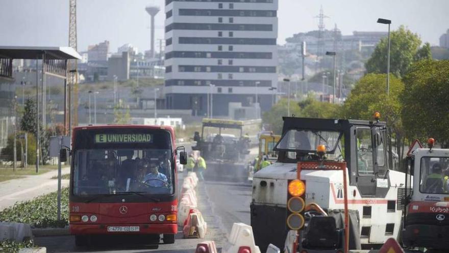 Un bus circula por el campus, en medio de unas obras de asfaltado el año pasado.