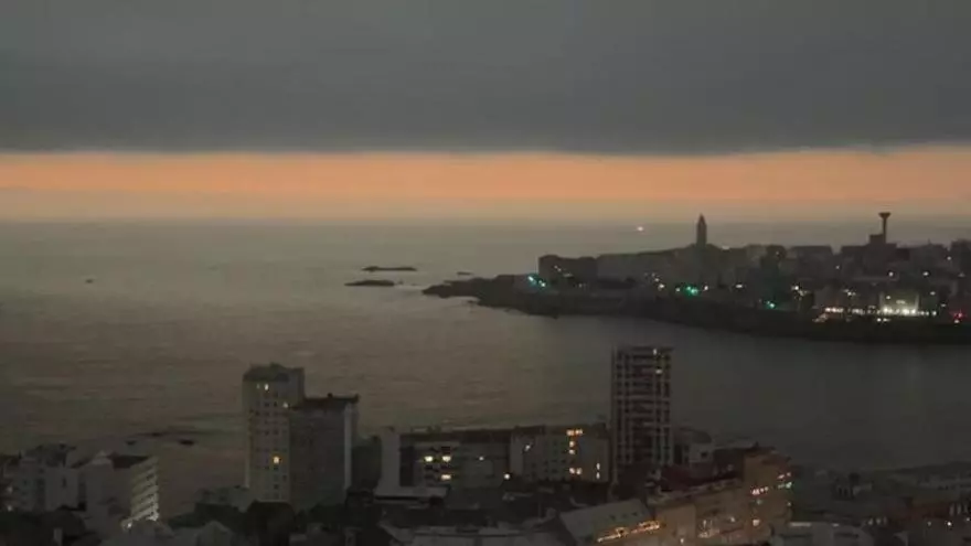 El impresionante momento en el que se hace de noche en A Coruña desde el edificio más alto de la ciudad