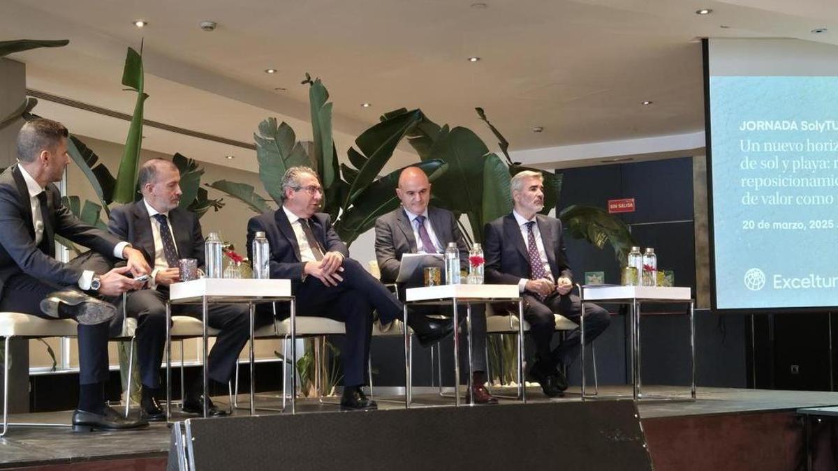 A la derecha, Adolfo Utor y el presidente ibicenco Vicent Marí, durante el foro de Exceltur.