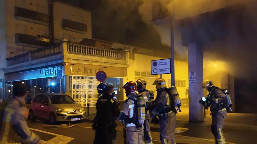 Els efectius d&#039;emergència treballant en el punt de l&#039;incendi