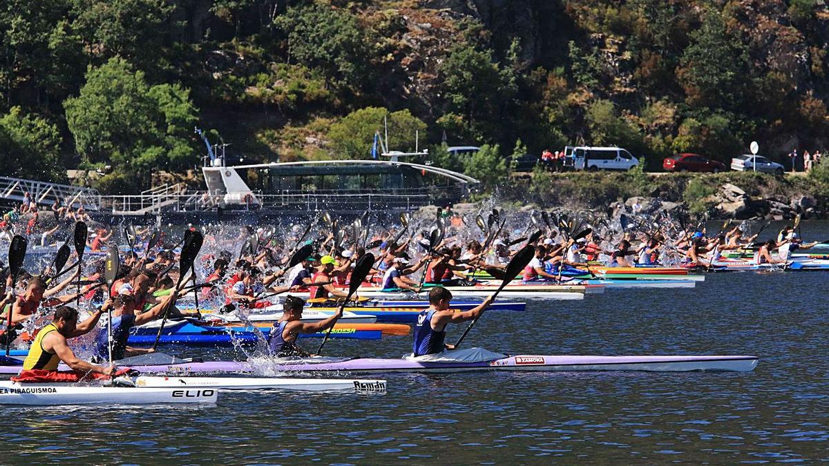 Salida de una de las pruebas de la Regata de Sanabria en una edición anterior. / LOZ