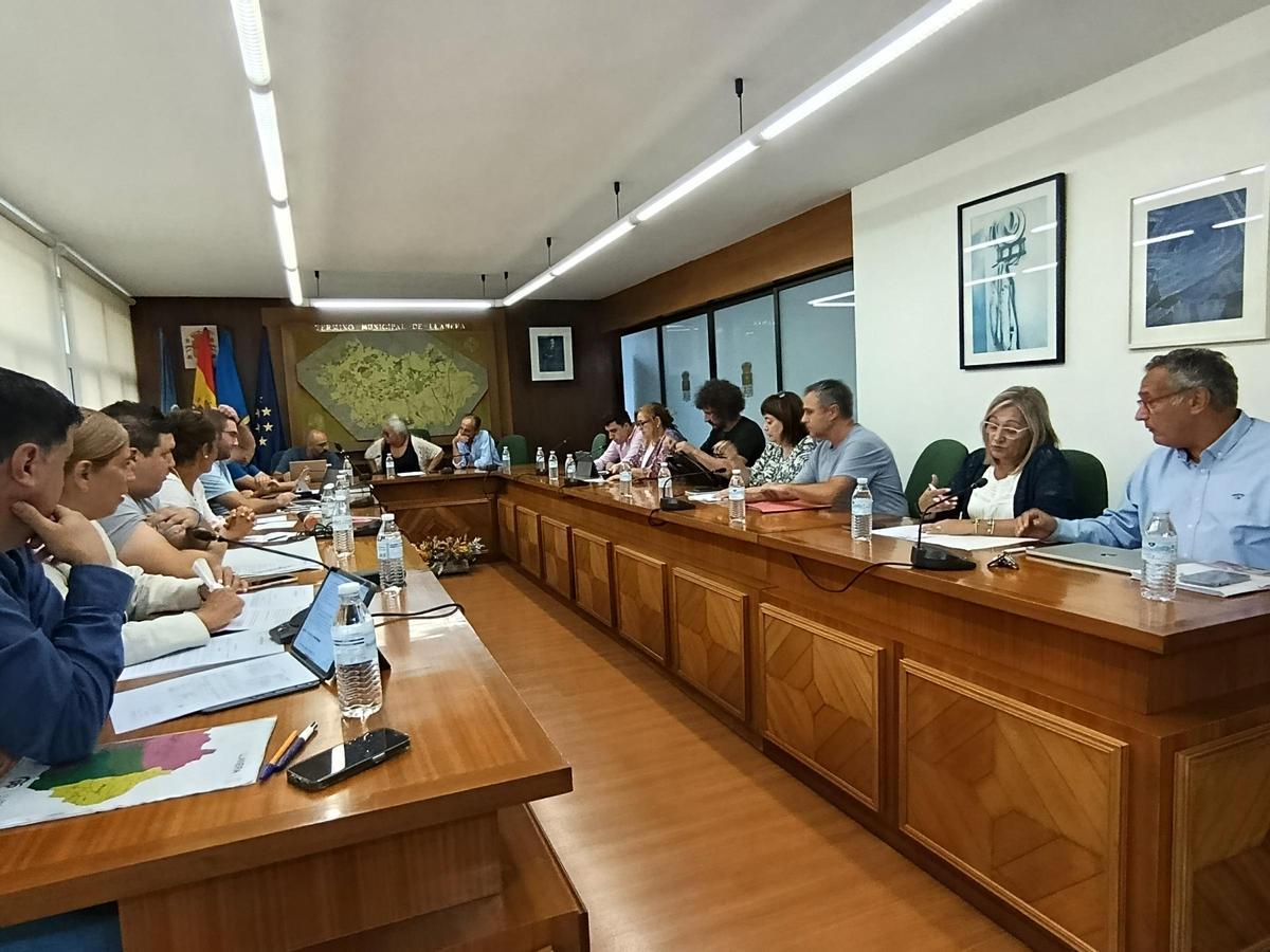 Una sesión plenaria en el Ayuntamiento de Llanera.