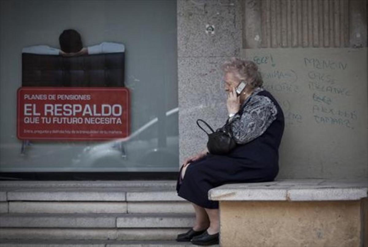 Una mujer mayor, ante el anuncio de un plan de pensiones privadas.