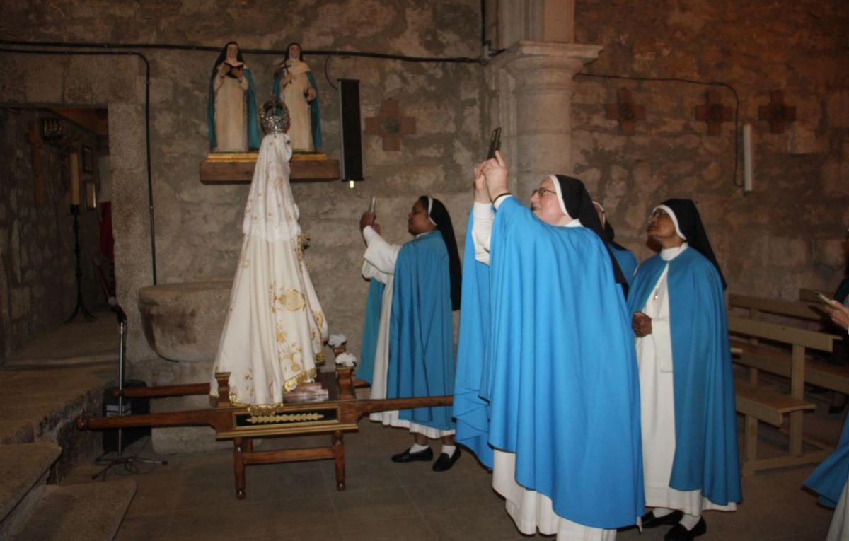 La delegación de hermanas concepcionistas en el acto homenaje con las imágenes al fondo. | Araceli Saavedra
