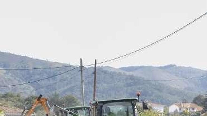 Dos desbrozadoras en la carretera de Grado a Avilés.