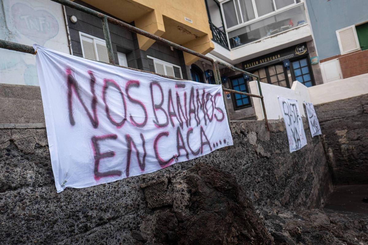 Carteles en Punta Brava contra los vertidos que obligaron a cerrar Playa Jardín hace 319 días.
