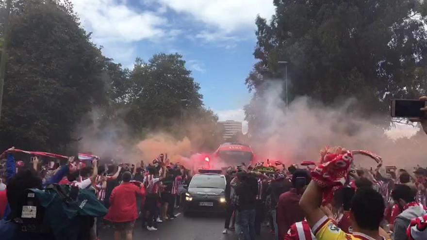 Llegada del Sporting al Molinón para el derbi