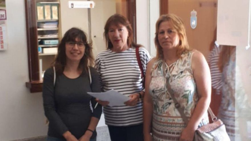 Tres representantes de la movilización vecinal en el Concello.