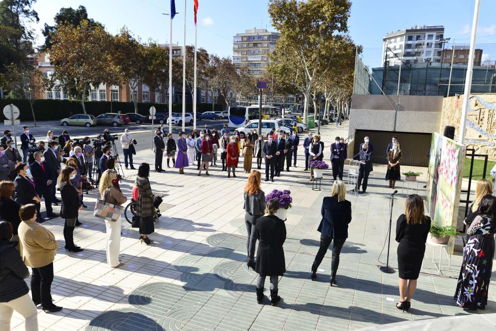 Homenaje a las víctimas de la violencia machista en la Asamblea Regional