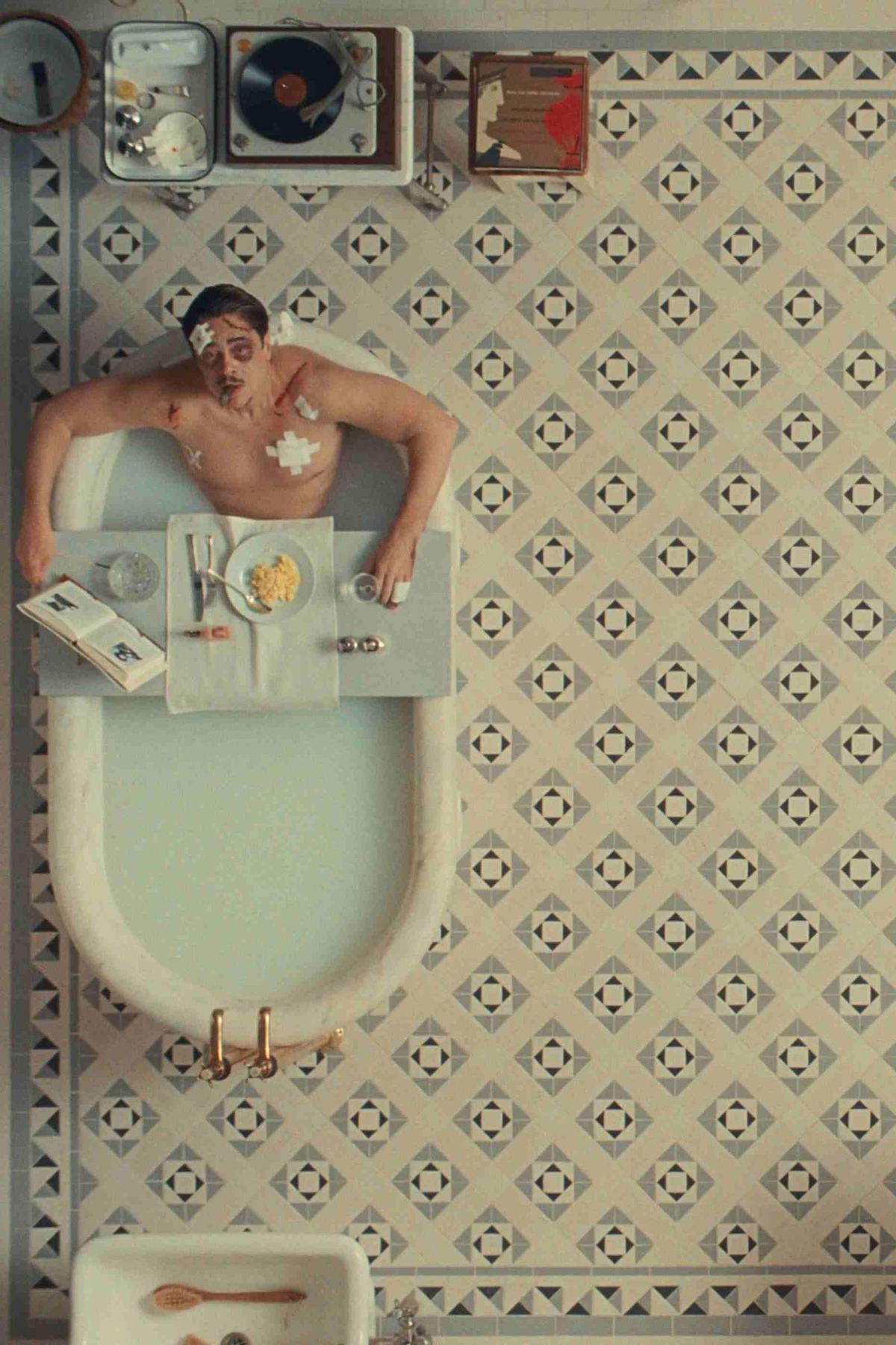 El personaje principal es aquí un magnate europeo de 1950 llamado Zsa-Zsa Korda (Benicio Del Toro), que sufre atentados de todo tipo.