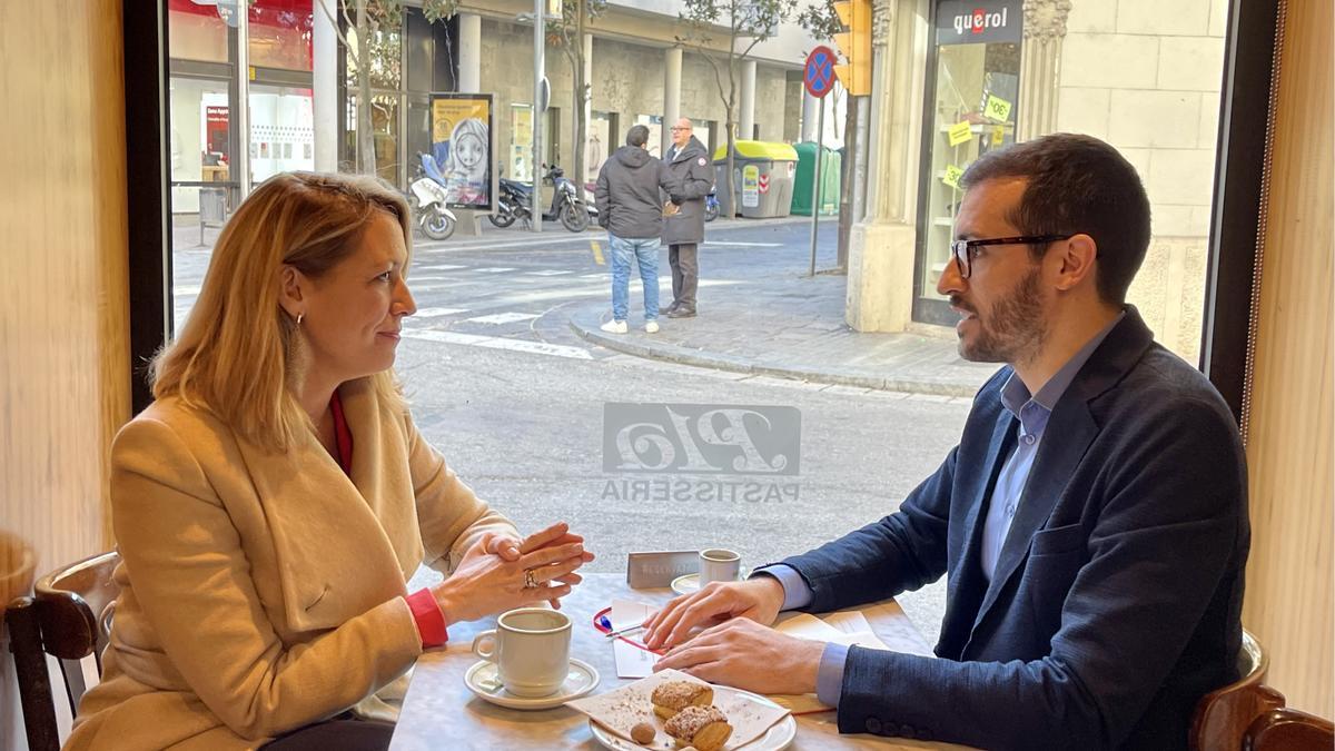 Maria Eugènia Gay compartint un cafè amb Jordi Cuadras