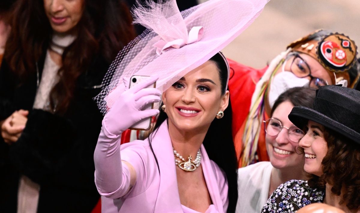 Katy Perry, muy sonriente en la abadía de Westminster