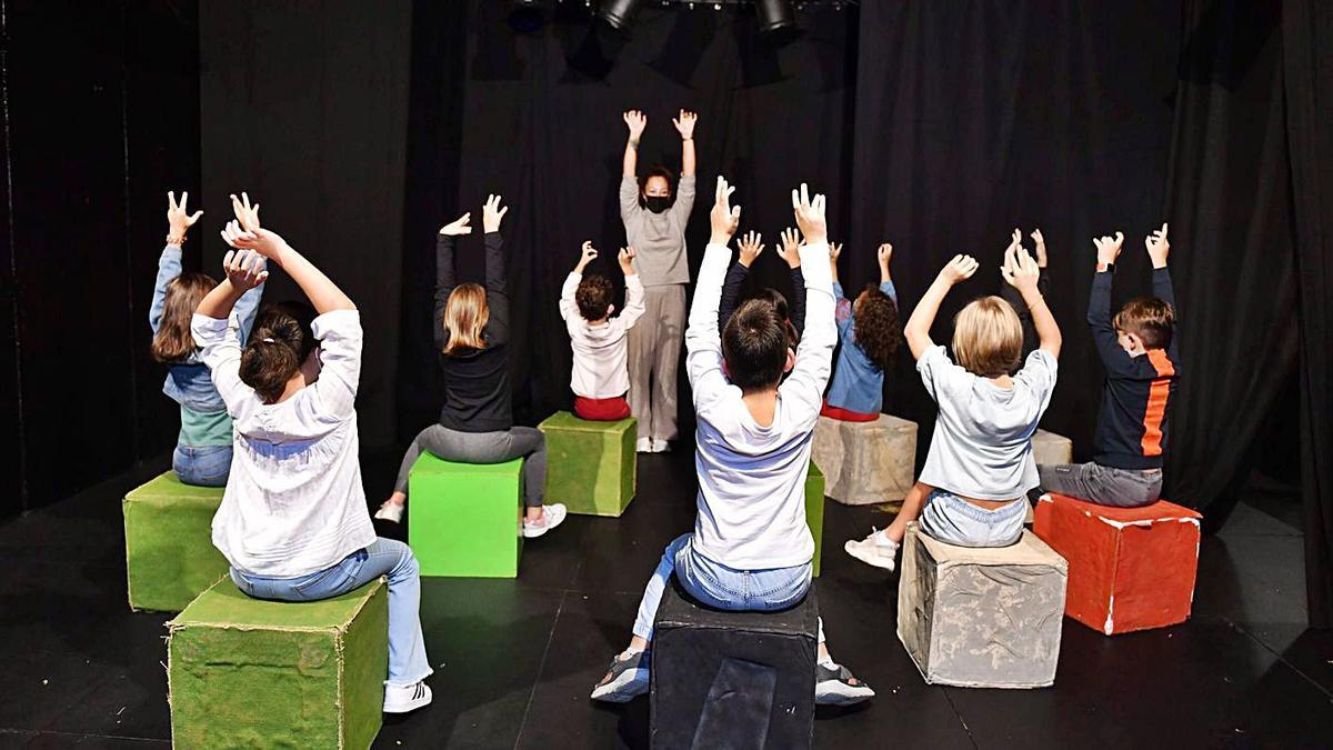 Niños participan en un ensayo en el Teatro del Andamio.   | // VÍCTOR ECHAVE