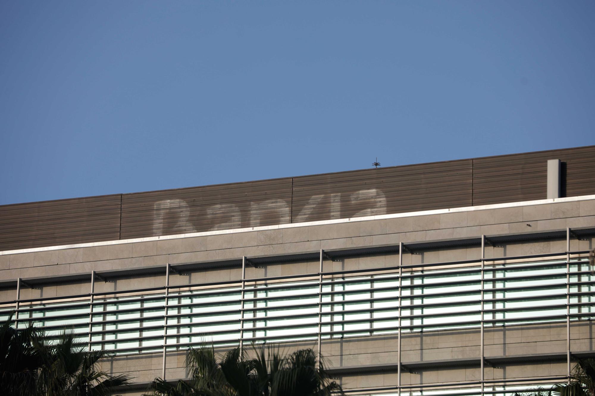 CaixaBank cuelga su logo en Son Fuster tras la absorción de Bankia