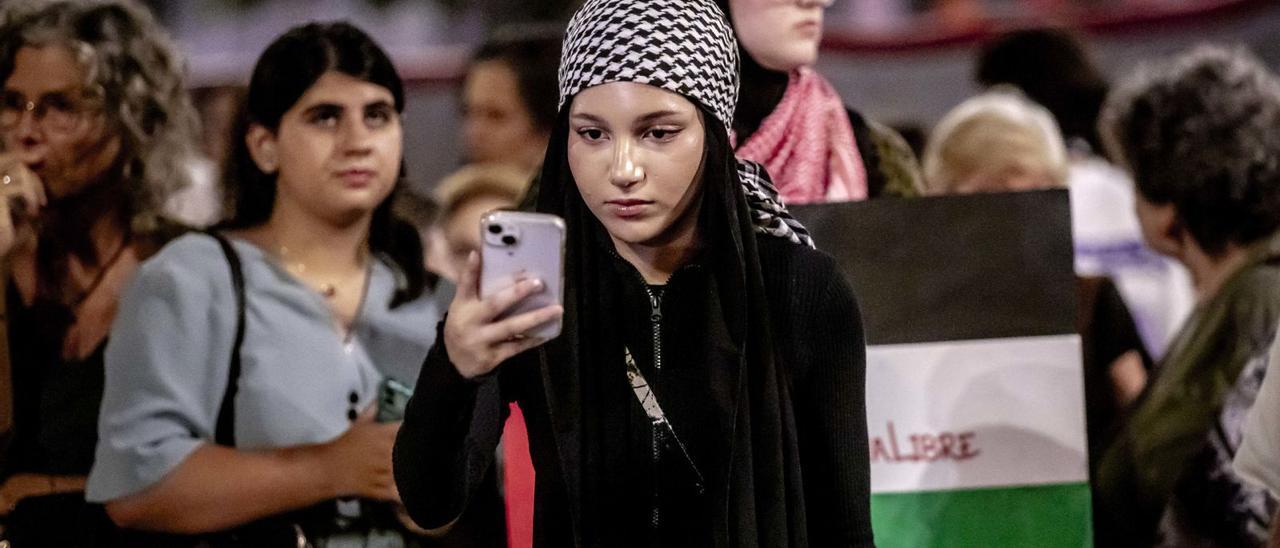 Eine junge Frau auf einer Pro-Palästina-Demo in Palma.