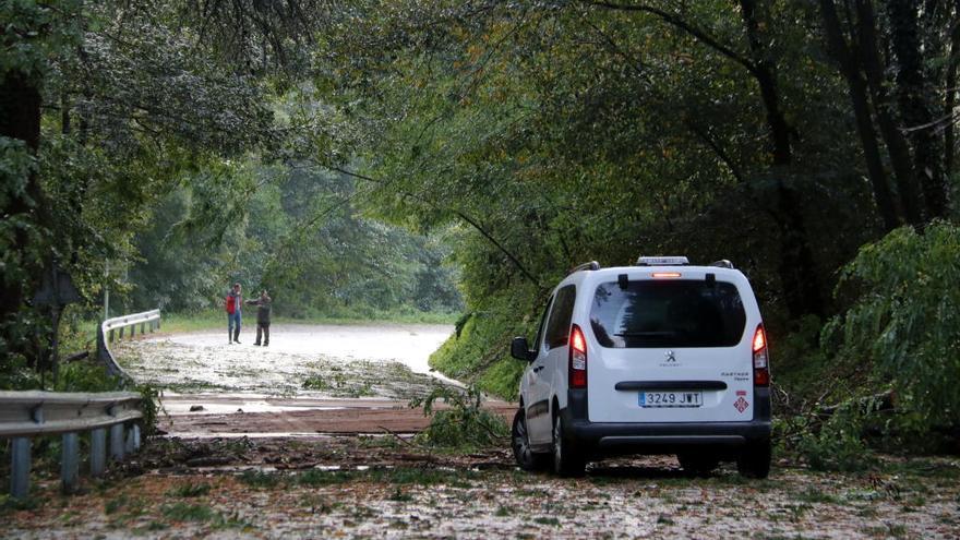 Un vehicle aturat a la carretera GV-5441 a Espinelves