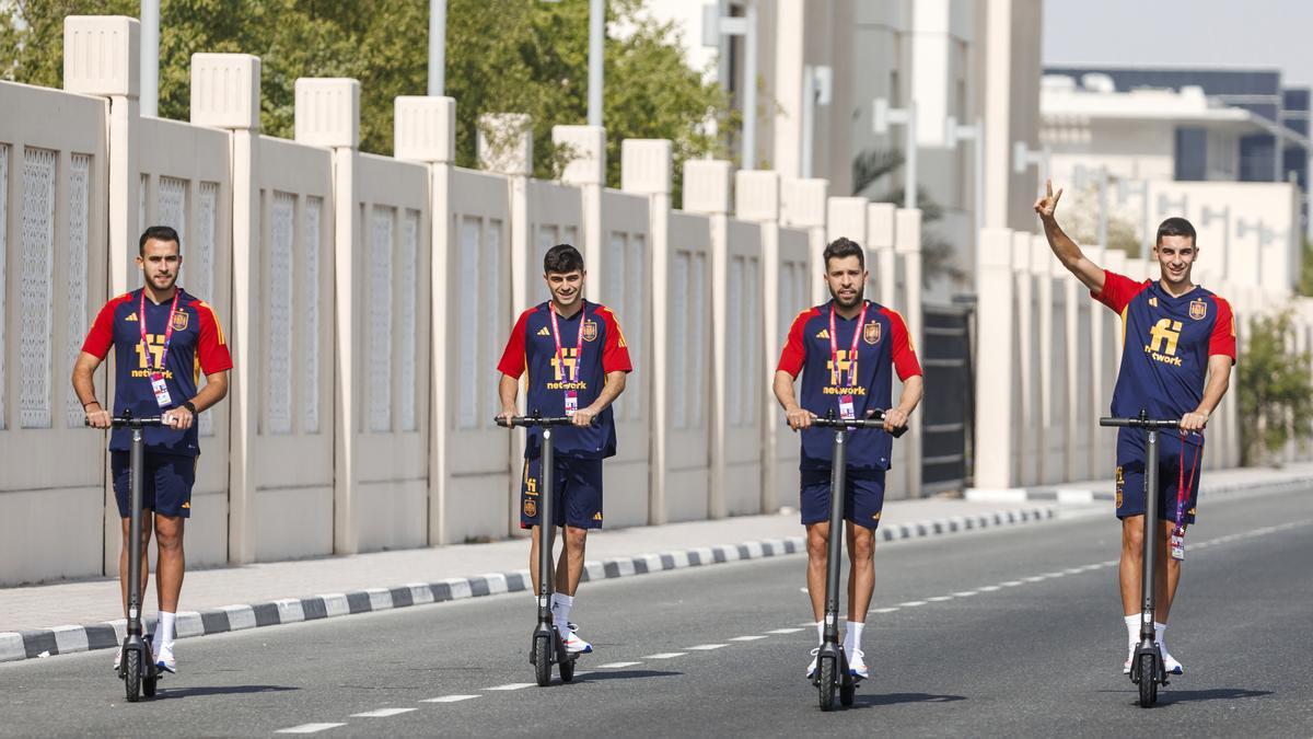 Los jugadores de la selección española Eric García, Pedri, Jordi Alba y Ferrán Torres llegan en patinete eléctrico en Doha (Catar) en el Mundial FIFA Qatar 2022