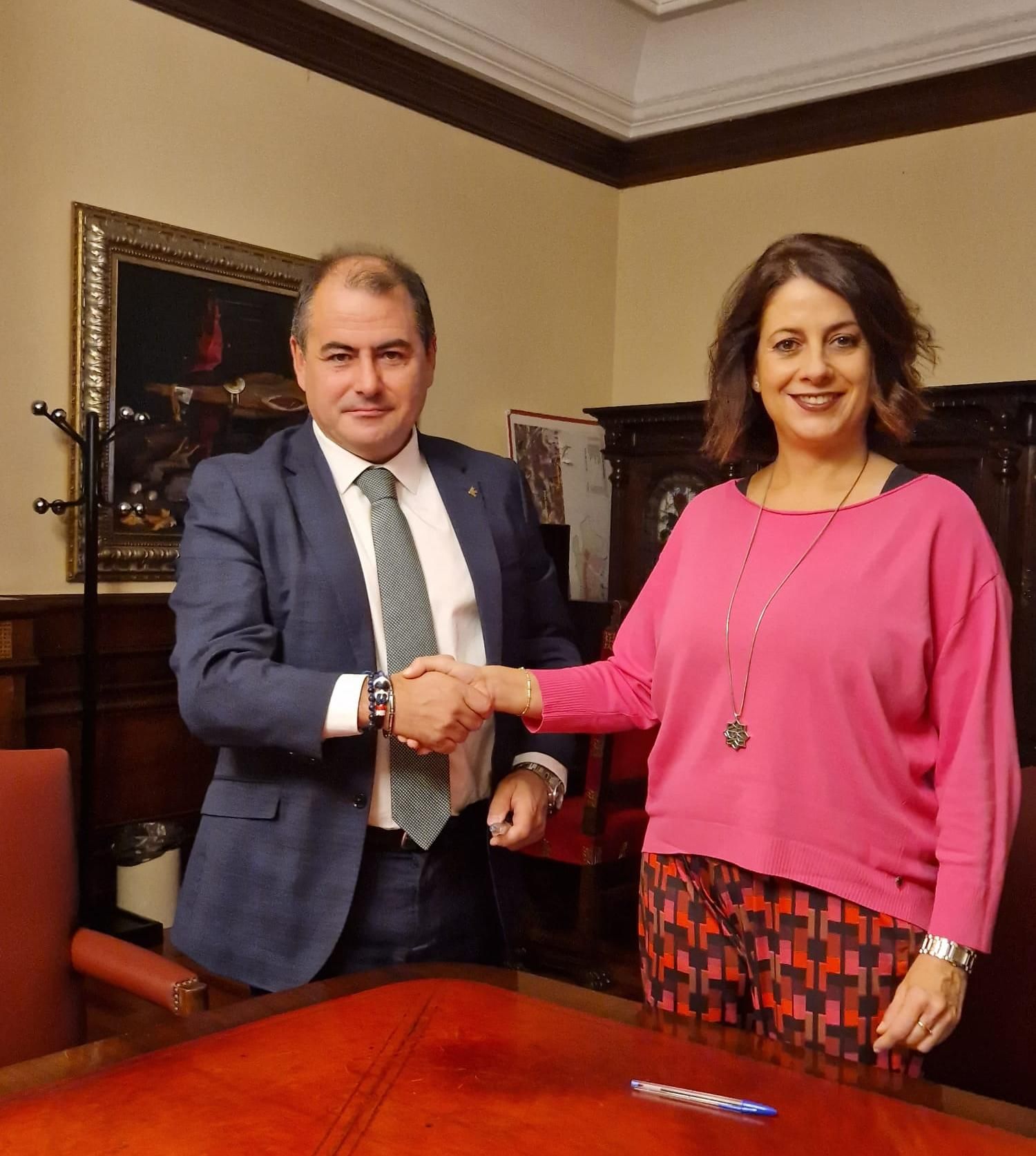 David Gutiérrez y Emma Buj, ayer tras la formalización del préstamo de 1,6 millones de euros.