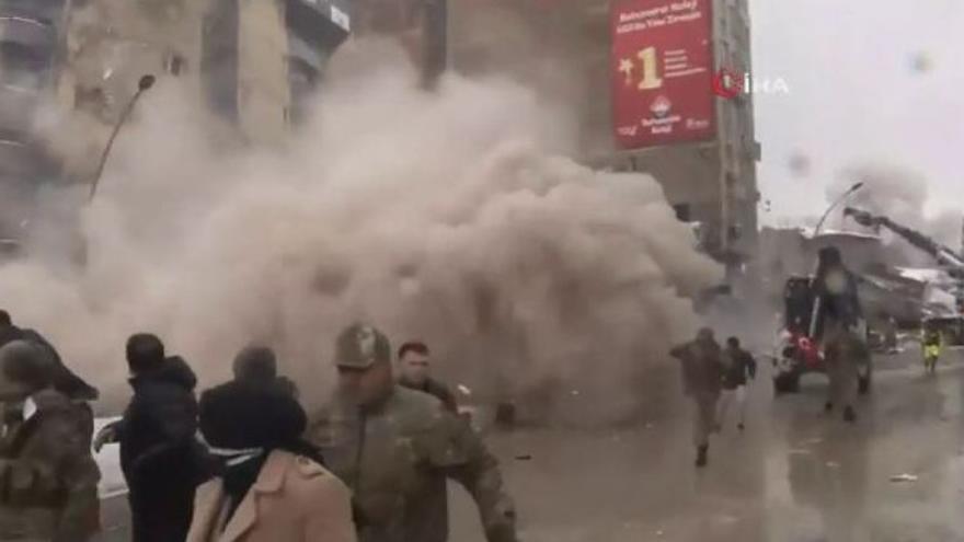 Impactante vídeo de un edificio derrumbándose tras el terremoto en Turquía
