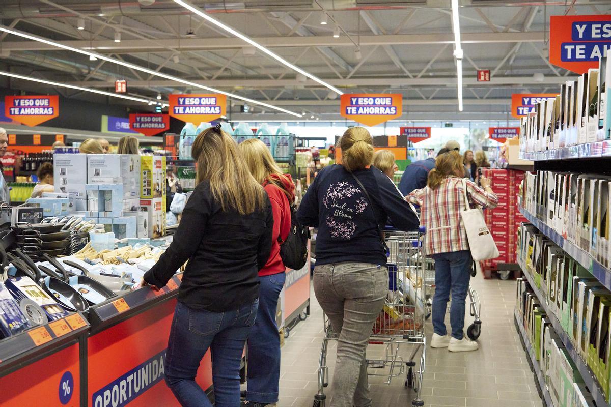 Clientes haciendo la compra en Aldi