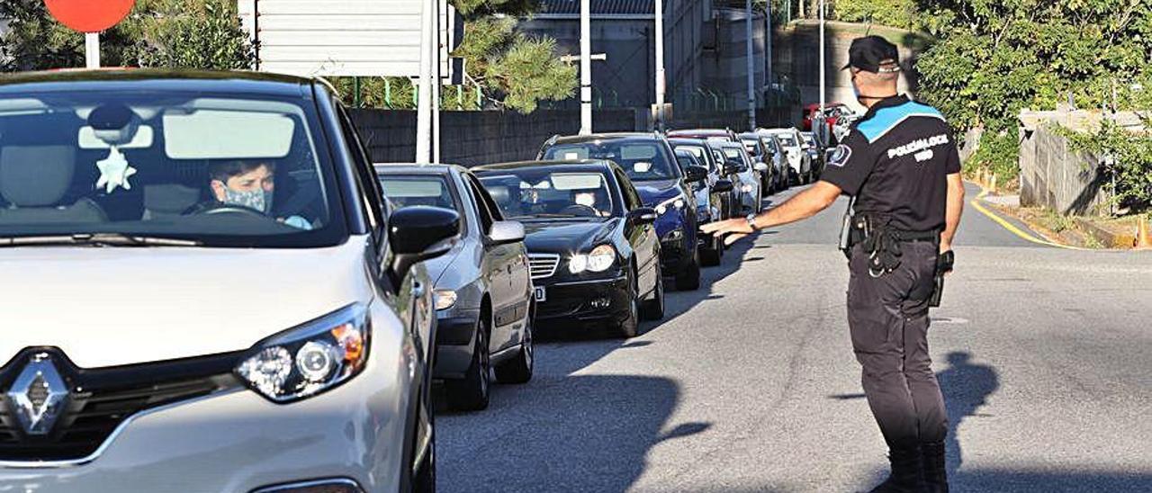 Colas en los accesos al Meixoeiro, ayer.