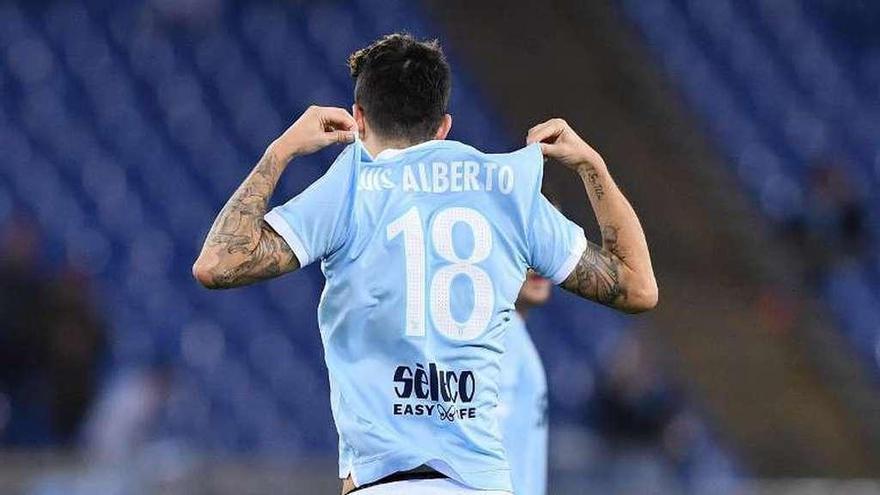 Luis Alberto celebra su gol del lunes ante el Torino en Roma.