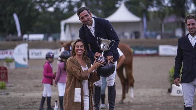 Miguel Honrubia con su trofeo de ganador, ayer, en el Chas.