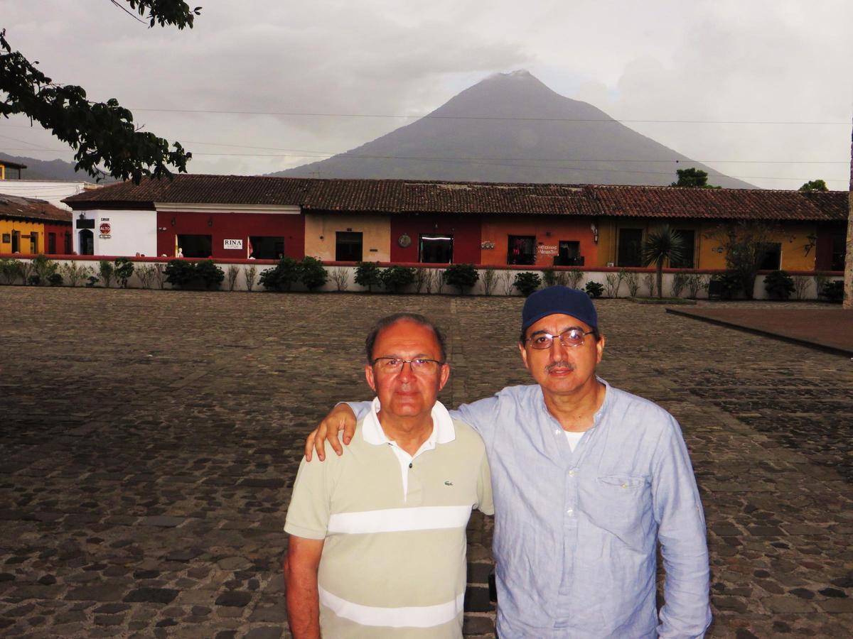 Fernando Miranda, a la izquierda, Guatemala con el jesuita Jose Luis González