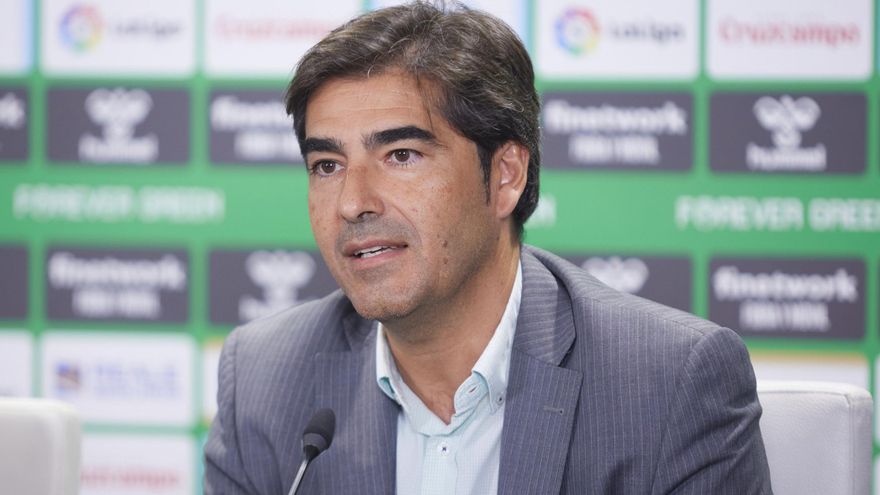 Archivo - El presidente del Real Betis, Ángel Haro, en una rueda de prensa.