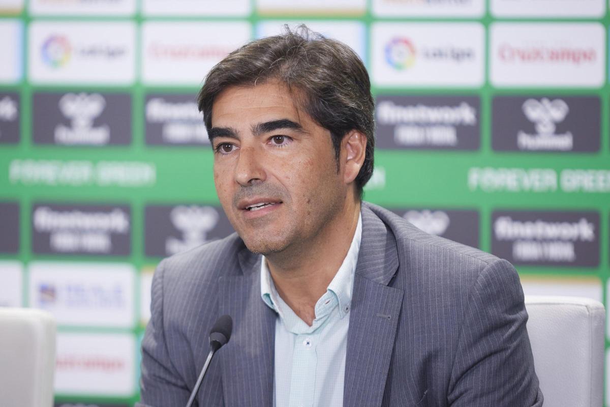 Archivo - El presidente del Real Betis, Ángel Haro, en una rueda de prensa.
