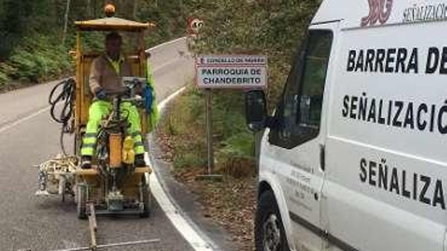 Un operario pinta el vial. // FdV