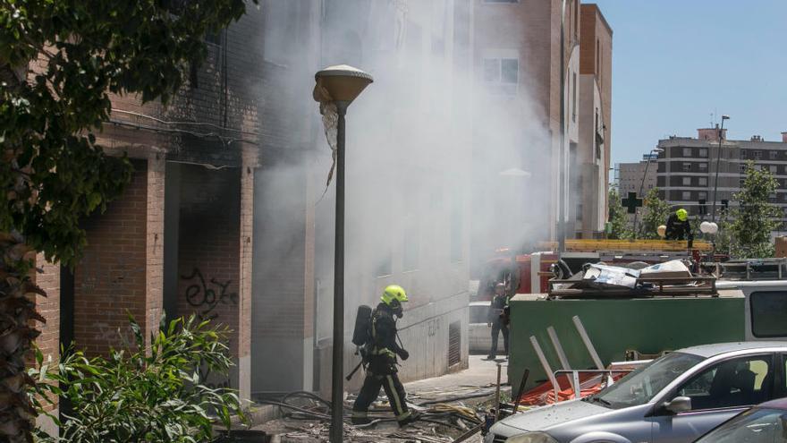 Cinco heridos leves en un aparatoso incendio en Alicante