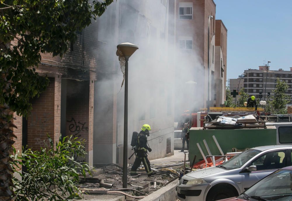 Rescatan a 8 personas en un inmueble del barrio Virgen del Carmen por un fuego iniciado en el soportal