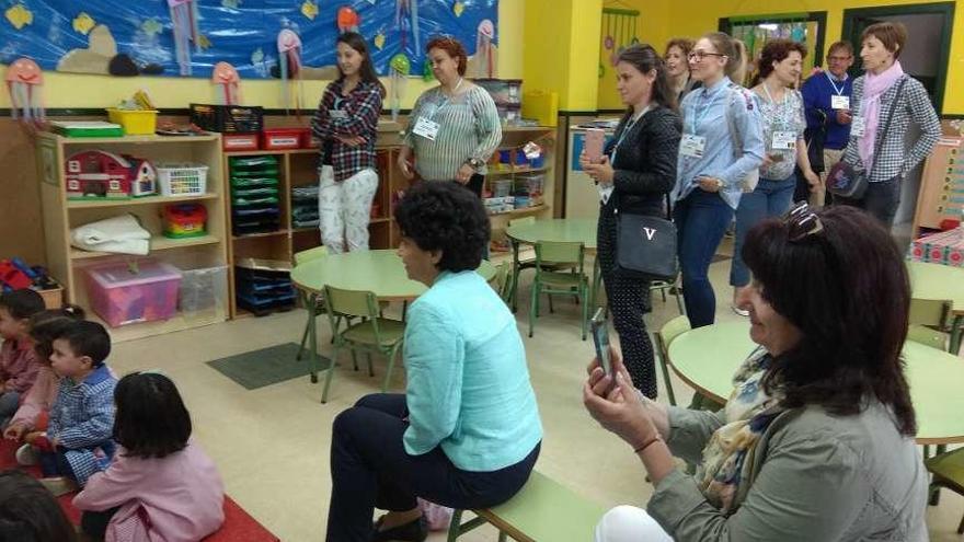 La comitiva europea visita una de las clases impartidas en el CEIP Rodríguez Sinde de A Guarda. // D.B.M.