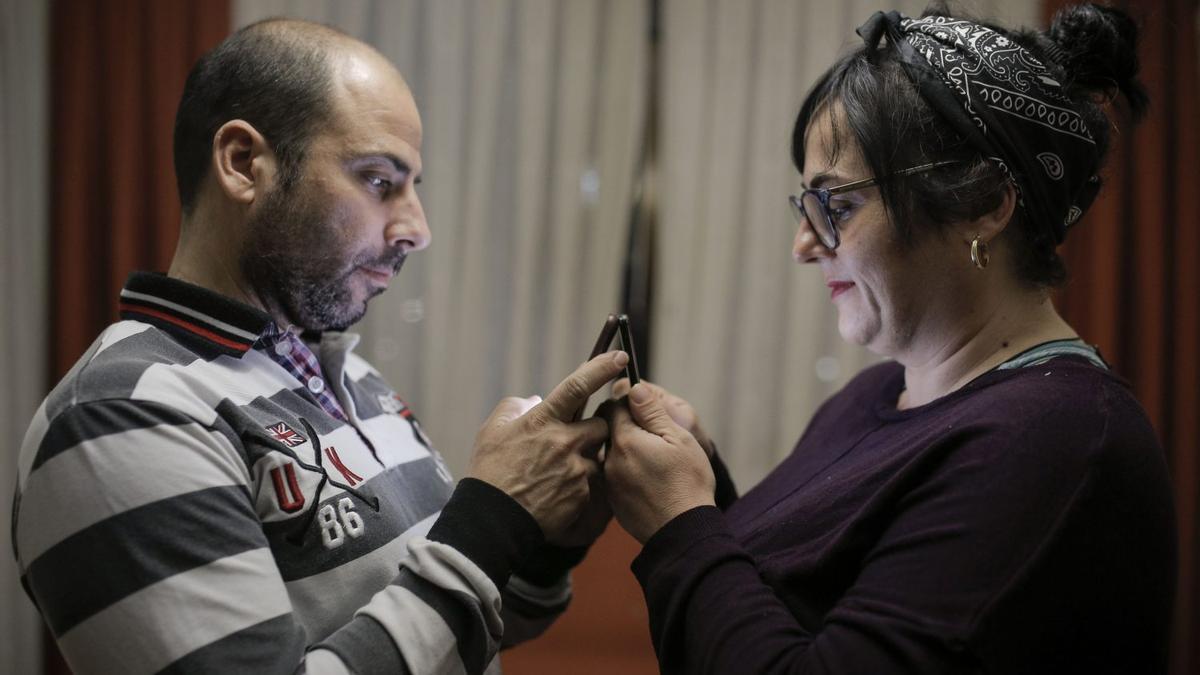 Lola Bueno y Alejandro Arjona se conocieron online. Tienen tres niños.