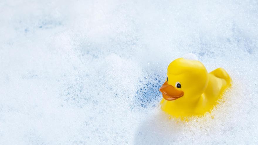 Los patitos de goma y los juguetes para el baño son un nido de gérmenes