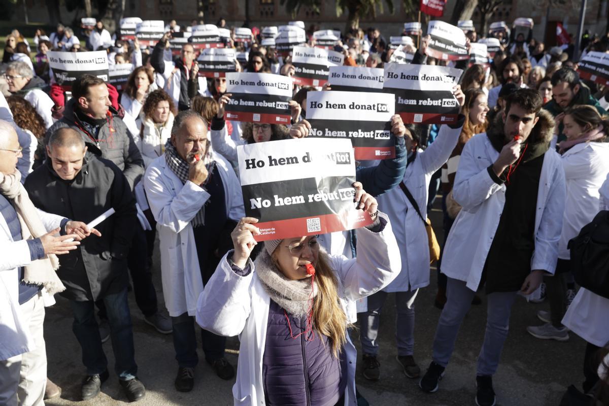 Los sanitarios se han manifestado desde el Departament de Salut hasta la estación de Sants en defensa de la sanidad pública durante el primer día de la huelga de médicos.