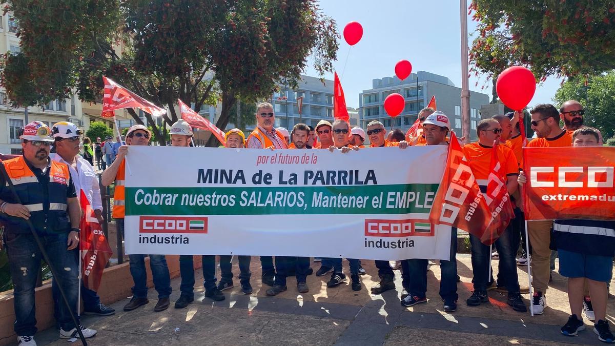 Trabajadores de la mina de La Parrilla, este domingo en Mérida.