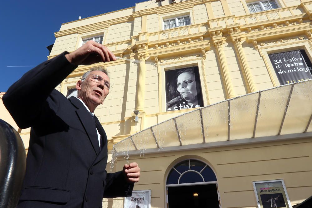 Mil niños de la Fundación Victoria, la Banda Municipal de Málaga y la Escolanía del Corpus Christi ofrecen un concierto navideño frente al teatro malagueño.